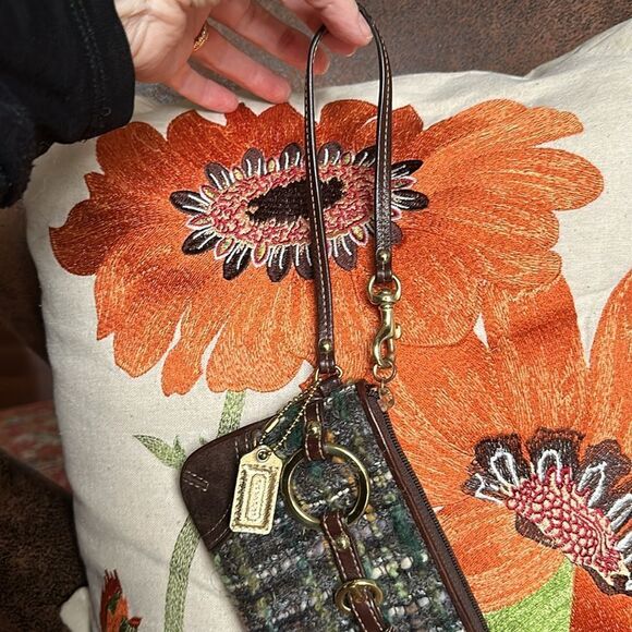 COACH Y2K WRISTLET GREEN TWEED MOHAIR NRASS BELTED DOG LEASH CLASP GOLD HANGTAG - Picture 14 of 14